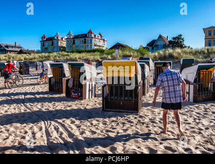 Panier de plage, chaises hôtels et hauts homme âgé marche sur plage de Bansin. Resort sur la mer Baltique Usedom Island , Usedom, Allemagne Banque D'Images