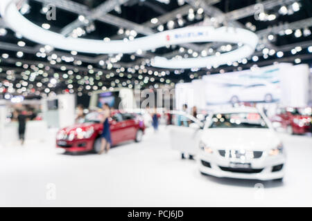 Arrière-plan flou de nouvelle voiture affichée en salle d'exposition. Un concessionnaire. Banque D'Images