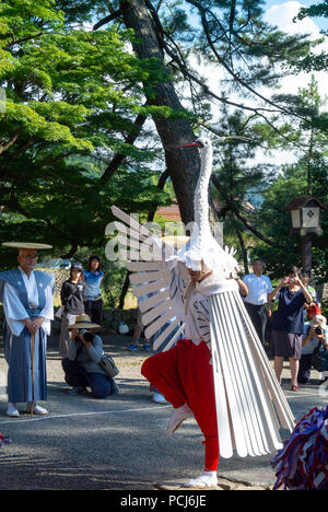 Les hommes japonais effectuant Sagimai, Héron danse, tsuwano, Shimane, Japon, Banque D'Images