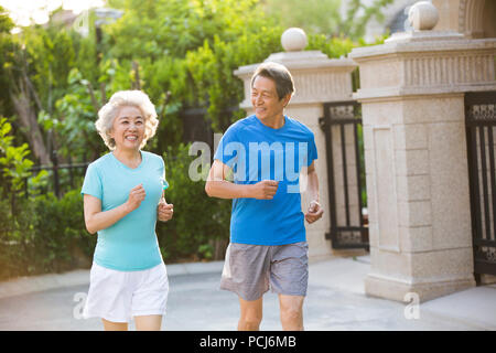 Cheerful senior couple jogging extérieur chinois Banque D'Images