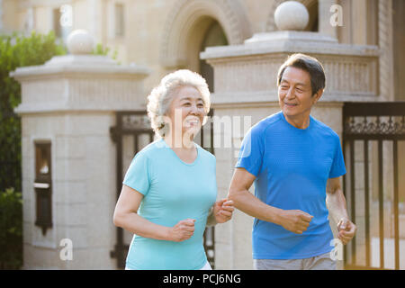 Cheerful senior couple jogging extérieur chinois Banque D'Images