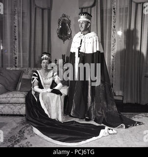 Années 1950, sir Basil Brooke, 5ème Baronet, avec sa femme, portant des robes de cérémonie de l'état. Le troisième premier ministre de l'Irlande du Nord, en poste de 1943 à 1963, il a été le pays le plus longtemps en poste et a établi un record au Royaume-Uni en maintenant continuellement l'office du gouvernement pendant 33 ans. Il a reçu la Croix militaire en 1916. Banque D'Images