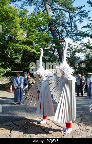 Les hommes japonais effectuant Sagimai, Héron danse, tsuwano, Shimane, Japon, Banque D'Images