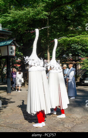 Les hommes japonais effectuant Sagimai, Héron danse, tsuwano, Shimane, Japon, Banque D'Images