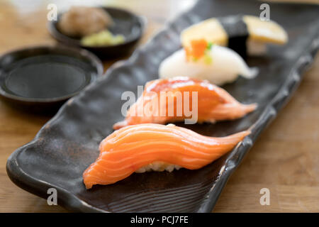 Sushi roll avec du saumon et sushi roll avec l'anguille fumée, selective focus. Close up of sushi sashimi set Banque D'Images