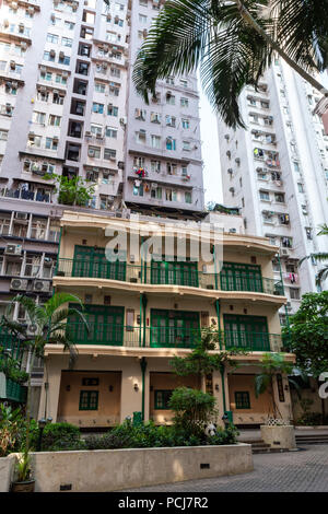 Hong Kong, Hong Kong SAR, Chine.21 juillet 2018.L'architecture de Hong Kong Li Chit Street Wan Chai. Un vieux bâtiment de style tung lau se trouve contre l'hi moderne Banque D'Images