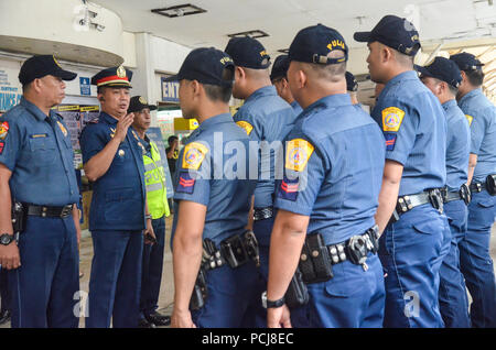 Quezon City, Philippines. 06Th Aug 2018. Séance d'orientation. PS 7, commandant du poste de police, Giovanni Hycenth H. Caliao je donne une séance d'orientation à ses policiers avant de les déployer dans leur zone de responsabilité à l'Araneta Cubao, Centre de la station de bus sur le jeudi 2 août 2018. Crédit : Robert Oswald Alfiler/Pacific Press/Alamy Live News Banque D'Images