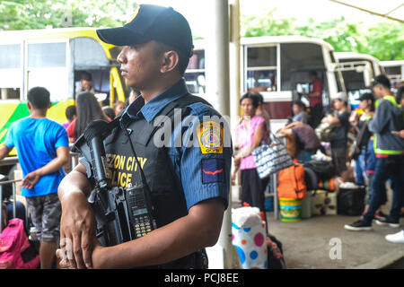 Quezon City, Philippines. 06Th Aug 2018. La haute visibilité de la police. La police le garde dans son domaine de responsabilité à l'Araneta Cubao, Centre de la station de bus sur le jeudi 2 août 2018. Crédit : Robert Oswald Alfiler/Pacific Press/Alamy Live News Banque D'Images