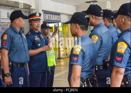 Quezon City, Philippines. 06Th Aug 2018. Séance d'orientation. PS 7, commandant du poste de police, Giovanni Hycenth H. Caliao je donne une séance d'orientation à ses policiers avant de les déployer dans leur zone de responsabilité à l'Araneta Cubao, Centre de la station de bus sur le jeudi 2 août 2018. Crédit : Robert Oswald Alfiler/Pacific Press/Alamy Live News Banque D'Images