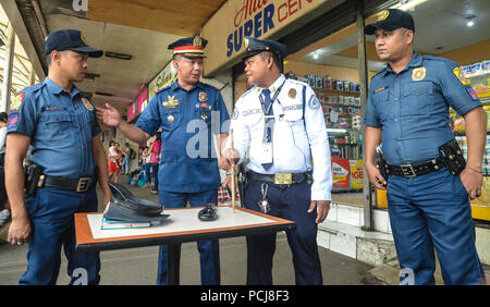 Quezon City, Philippines. 06Th Aug 2018. Séance d'orientation. PS 7, commandant du poste de police, Giovanni Hycenth H. Caliao je donne une séance d'orientation à ses policiers avant de les déployer dans leur zone de responsabilité à l'Araneta Cubao, Centre de la station de bus sur le jeudi 2 août 2018. Crédit : Robert Oswald Alfiler/Pacific Press/Alamy Live News Banque D'Images