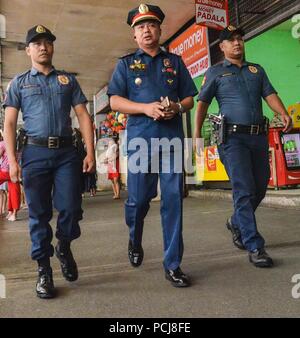 Quezon City, Philippines. 06Th Aug 2018. Séance d'orientation. PS 7, commandant du poste de police, Giovanni Hycenth H. Caliao je donne une séance d'orientation à ses policiers avant de les déployer dans leur zone de responsabilité à l'Araneta Cubao, Centre de la station de bus sur le jeudi 2 août 2018. Crédit : Robert Oswald Alfiler/Pacific Press/Alamy Live News Banque D'Images