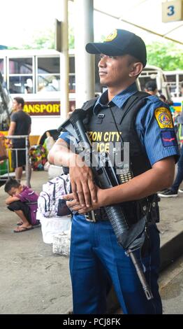 Quezon City, Philippines. 06Th Aug 2018. La haute visibilité de la police. La police le garde dans son domaine de responsabilité à l'Araneta Cubao, Centre de la station de bus sur le jeudi 2 août 2018. Crédit : Robert Oswald Alfiler/Pacific Press/Alamy Live News Banque D'Images