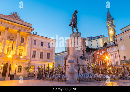 Soirée spectaculaire vue sur la place Tartini, dans la vieille ville de Piran en Slovénie. Concept de voyage. Belle ville touristique méditerranéenne sur coût slovène. Banque D'Images