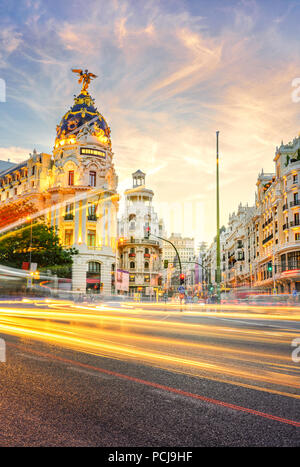 Le centre-ville de Madrid, en Espagne, où la Calle de Alcala répond à la Gran Via. Ce sont deux des plus célèbres et les rues animées de Madrid. Banque D'Images