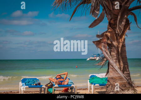 Woman relaxing by un palmier sur la plage de Varadero - Cuba Banque D'Images