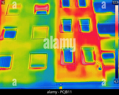 La détection de la perte de chaleur à l'extérieur du bâtiment à l'aide de caméra thermique infrarouge Banque D'Images