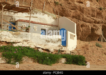 Ruines de pêche abandonnés maison avec petit jardin. Village marocain sur la côte de l'océan Atlantique. Banque D'Images