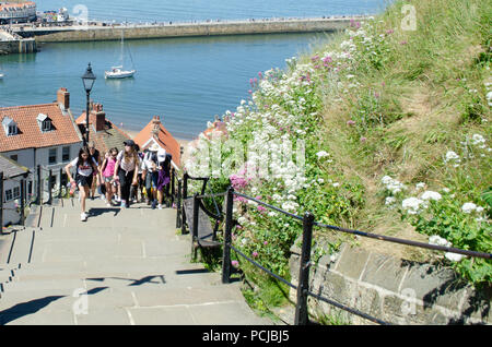 Whitby Yorkshire UK - 25 juin 2018 : les jeunes touristes grimper 199 marches pour l'abbaye de Whitby Banque D'Images