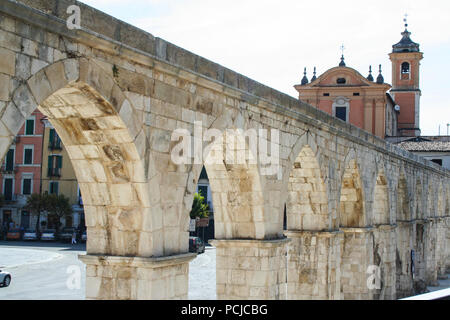 À Sulmona - août 2011 - aqueduc médiéval sur la place Garibaldi. Banque D'Images