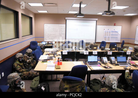 ALPENA, la préparation au combat au Centre -membres de la 127e Escadre Selfridge Air National Guard Base, Mich., qui sont affectés au Centre des opérations d'urgence, rendez-vous en posture de protection axé sur la Mission, lors d'une évaluation de l'état de préparation opérationnelle sur Août 1, 2018. Plus de 500 Citizen-Airmen de la 127e Escadre ANGB mobilisés pour simuler un déploiement qui a créé des occasions de pratiquer leurs compétences en cours d'évaluation pour les tâches en temps de guerre. (U.S. Air Force photo par le Sgt. David Kujawa) Banque D'Images