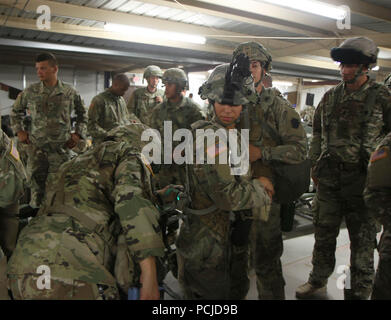 Slt Xiomara Espinosa, un médecin d'un VRL, 2e Escadron, le 104e régiment de cavalerie, 56e Stryker Brigade Combat Team, New York National Guard est en ligne le 1 août que son système intégré de prises à parties multiples au laser est vérifié pour la fonctionnalité. MILES gear simule le feu direct de l'ennemi dans la bataille le combat. Les médecins avec la 56e SBCT participera à la formation de préparation au Centre National d'entraînement à Fort Irwin, ca. Par le biais de secours à des blessés et les procédures d'évacuation médicale. (US Army National Guard photo par le Sgt. Claire A. Charles) Banque D'Images