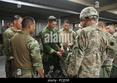 Le VRD de fantassin, 2e Escadron, le 104e régiment de cavalerie, 56e Stryker Brigade Combat Team, New York Garde nationale et préparer les soldats lituaniens M110 Système de Sniper semi automatique avec le Système intégré de prises à parties multiples au laser. Les miles simule une incendie, force, c.-à-d en formation de combat sur le champ de bataille. Les soldats de la 56e SBCT et les forces lituaniennes participer à des exercices de simulation au Centre National d'entraînement à Fort Irwin, ca. Les deux forces font partie d'un partenariat de 25 ans entre les soldats de la PNG et la Lituanie (US Army National Guard photo par le Sgt. Banque D'Images
