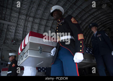 La cérémonie de port honorable à la joint base Pearl Harbor-Hickam le 1er août 2018, comprenait des gardes d'honneur transférant une affaire drapée de drapeau d'un avion C-17 Globemaster III de l'US Air Force. Les 55 cas ont été rapatriés de Corée du Nord et on pense qu'ils contiennent des restes de militaires américains perdus dans la guerre de Corée. L'image d'archive documente le détail du transfert de l'avion. Banque D'Images
