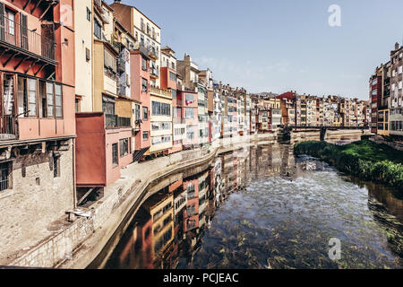 Des maisons pittoresques surplombant la rivière Onyar à Gérone, Espagne Banque D'Images