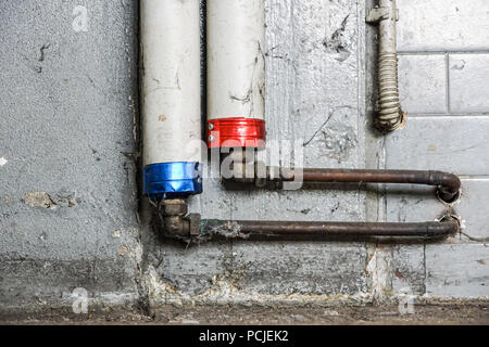 Onduct l'eau chaude et froide dans l'isolation thermique des tuyaux de communication Banque D'Images