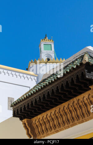 Haut de la tour de grande Mosquée de l'ancienne forteresse portugaise d'El Jadida, Maroc. Détails de l'toit orné à l'avant-plan. Sk bleu vif Banque D'Images