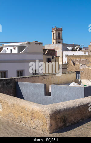 Les toits de la vieille ville dans l'ancienne forteresse portugaise. Tour d'un hôtel construit dans un style traditionnel portugais. El Jadida, Maroc. Ciel bleu Banque D'Images