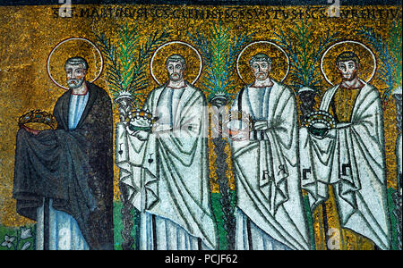 Les saints martyrs - après 526 dans la Basilique di Sant'Apollinare Nuovo 6-7ème siècle mosaïque byzantine Ravenne ( la fin de la période romaine et byzantine, l'architecture) Émilie-romagne - Italie du Nord. ( Site du patrimoine mondial de l'Unesco ) Banque D'Images