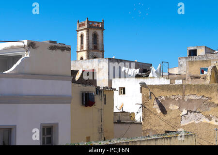 Les toits de la vieille ville dans l'ancienne forteresse portugaise. Tour d'un hôtel construit dans un style traditionnel portugais. El Jadida, Maroc. Ciel bleu Banque D'Images