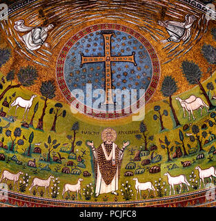 La magnifique mosaïque de l'abside du début chrétien du vie siècle à la basilique de Sant'Apollinare in classe à Ravenne, en Italie, représentant Saint Apollinaire en prière sous une croix symbolique de Transfiguration. Mosaïques byzantines du 6-7ème siècle à Sant'Apollinare in classe, abside avec Christ et troupeau de moutons Ravenne (architecture romaine tardive et byzantine,) Emilie-Romagne - Nord de l'Italie. ( Site du patrimoine mondial de l'UNESCO ) Banque D'Images