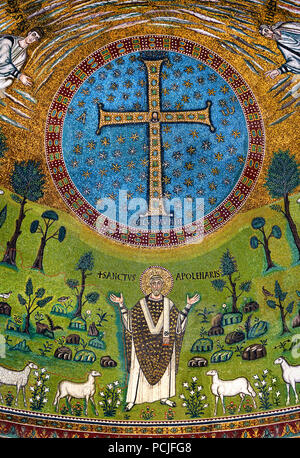 La magnifique mosaïque de l'abside du début chrétien du vie siècle à la basilique de Sant'Apollinare in classe à Ravenne, en Italie, représentant Saint Apollinaire en prière sous une croix symbolique de Transfiguration. Mosaïques byzantines du 6-7ème siècle à Sant'Apollinare in classe, abside avec Christ et troupeau de moutons Ravenne (architecture romaine tardive et byzantine,) Emilie-Romagne - Nord de l'Italie. ( Site du patrimoine mondial de l'UNESCO ) Banque D'Images