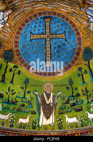 La magnifique mosaïque de l'abside du début chrétien du vie siècle à la basilique de Sant'Apollinare in classe à Ravenne, en Italie, représentant Saint Apollinaire en prière sous une croix symbolique de Transfiguration. Mosaïques byzantines du 6-7ème siècle à Sant'Apollinare in classe, abside avec Christ et troupeau de moutons Ravenne (architecture romaine tardive et byzantine,) Emilie-Romagne - Nord de l'Italie. ( Site du patrimoine mondial de l'UNESCO ) Banque D'Images