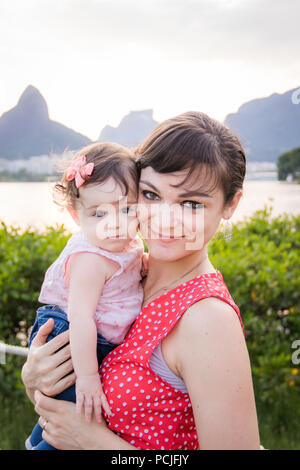 Portrait of a woman holding her daughter, lagune Rodrigo de Freitas, Rio de Janeiro, Brésil Banque D'Images