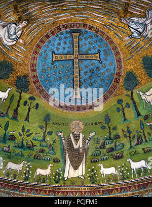 La magnifique mosaïque de l'abside du début chrétien du vie siècle à la basilique de Sant'Apollinare in classe à Ravenne, en Italie, représentant Saint Apollinaire en prière sous une croix symbolique de Transfiguration. Mosaïques byzantines du 6-7ème siècle à Sant'Apollinare in classe, abside avec Christ et troupeau de moutons Ravenne (architecture romaine tardive et byzantine,) Emilie-Romagne - Nord de l'Italie. ( Site du patrimoine mondial de l'UNESCO ) Banque D'Images