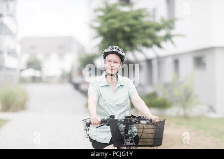 Vélo femme sur un e-bike Banque D'Images