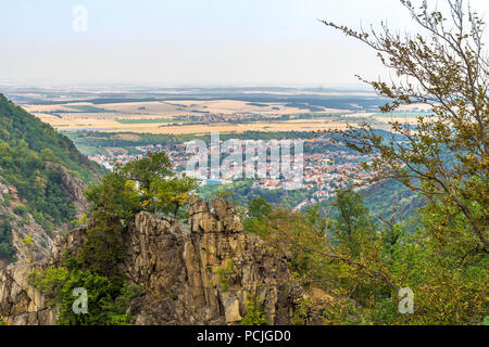 Vue de dessus pour le village Thale sur la Rosstrappe dans la Bodetal près de Blankenburg am Harz, Allemagne. Banque D'Images