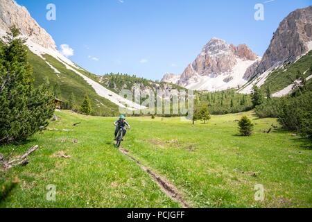 Femme vtt à Dolomites, Parc National de Fanes-Sennes-Braies, Italie Banque D'Images