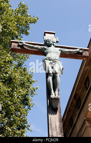 Voir à la recherche jusqu'à une sculpture représentant la crucifixion de Jésus" à l'extérieur de l'église Saint John's, Waterloo, London, UK Banque D'Images