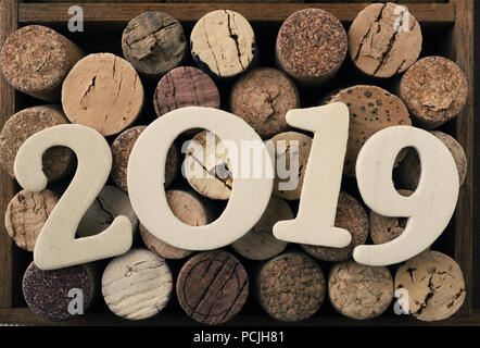 2019 en bois sur bouchons de liège dans une boîte en bois, vue du dessus Banque D'Images
