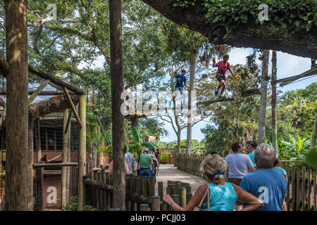 Les familles d'explorer la rue Augustine Alligator Farm tandis que les adolescents bénéficient du passage des parcours qui traverse les étangs de crocodile et alligator. Banque D'Images