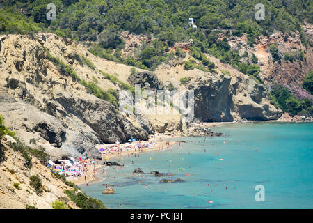 Les visiteurs et les vacanciers sur la plage d'Agua Blanca à Ibiza, Espagne. Banque D'Images