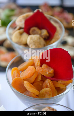 Les abricots séchés dans un bol en verre en face de figues séchées Banque D'Images