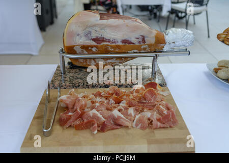 Également connu sous le nom de jambon séché en tranches de prosciutto et affichée sur plateau en bois en face de l'ensemble de prosciutto Banque D'Images