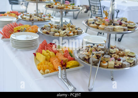 Divers fruits et pâtisseries affiché sur des plateaux d'argent Banque D'Images