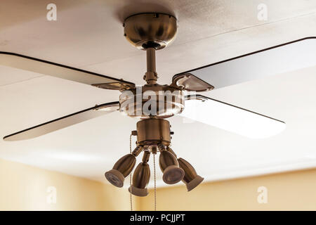 Ventilateur de plafond, ventilateur de plafond et la lumière, ventilateur de plafond, ventilateur au plafond accueil électrique moderne lampe de plafond, ventilateur, bouilloire, ventilateur de plafond, ventilateur de circulation d'air Banque D'Images