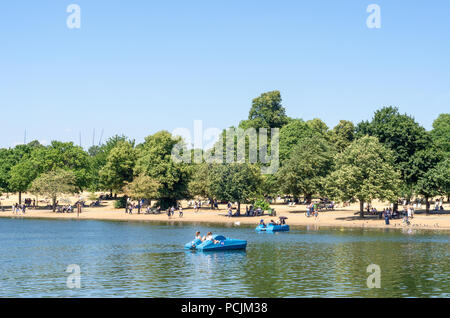 Bateaux sur le serpentin à Hyde Park en pendant la vague de chaleur de l'été 2018 Banque D'Images